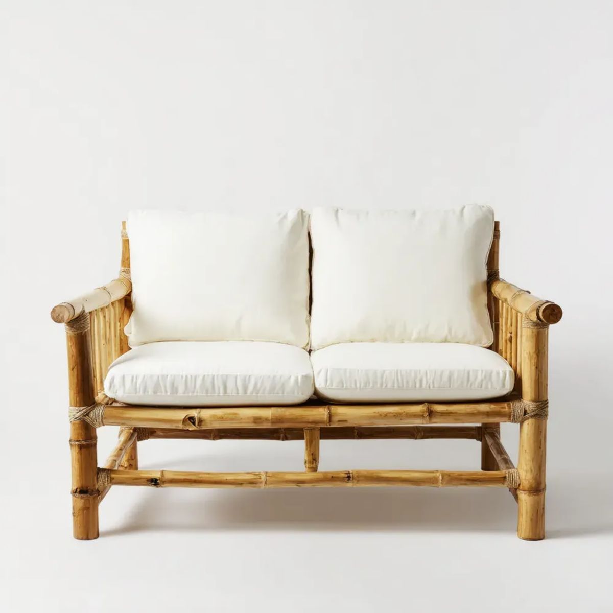 Dwuosobowa sofa ogrodowa bambusowa z białymi poduszkami, 120 x 70 x 85 cm