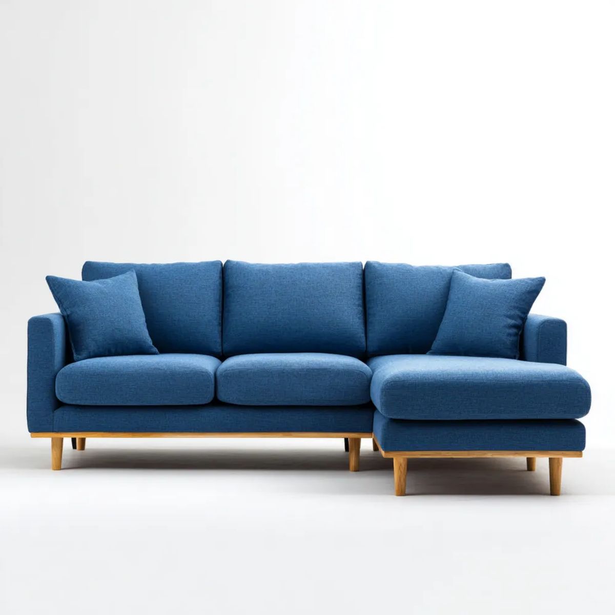 Niebieska sofa narożna z prawostronnym szezlongiem, tapicerowana, drewniane nogi, 245 × 150 × 85 cm